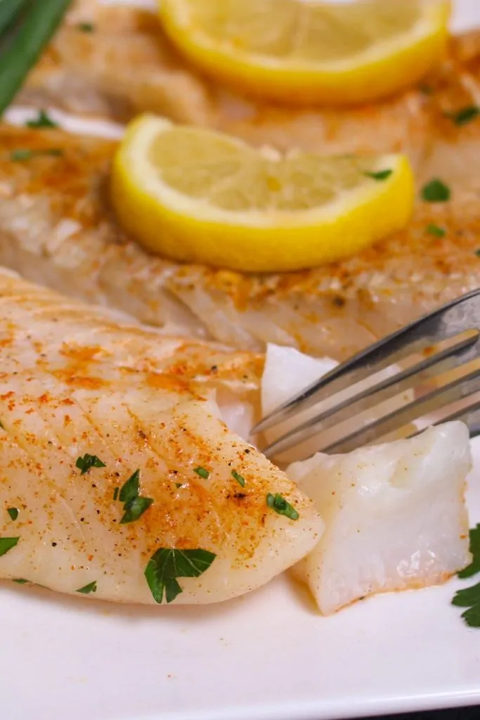 Merluzzo cotto sottovuoto con aglio e limone: semplice, perfetto e delizioso! La tecnica di cottura sottovuoto toglie ogni dubbio sulla cottura e ti permette di cucinare una cena di pesce di qualità da ristorante a casa tua - il merluzzo viene cotto precisamente alla temperatura che hai impostato, con una consistenza perfetta, tenera e croccante!