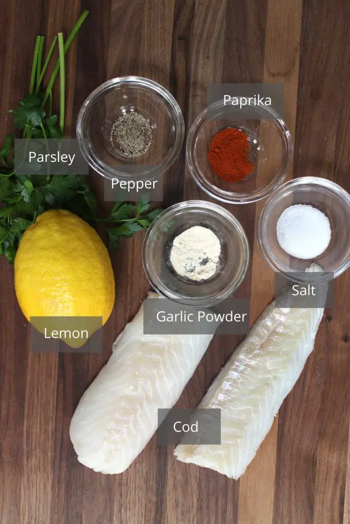 Ingredienti per condire il merluzzo sottovuoto sul bancone.