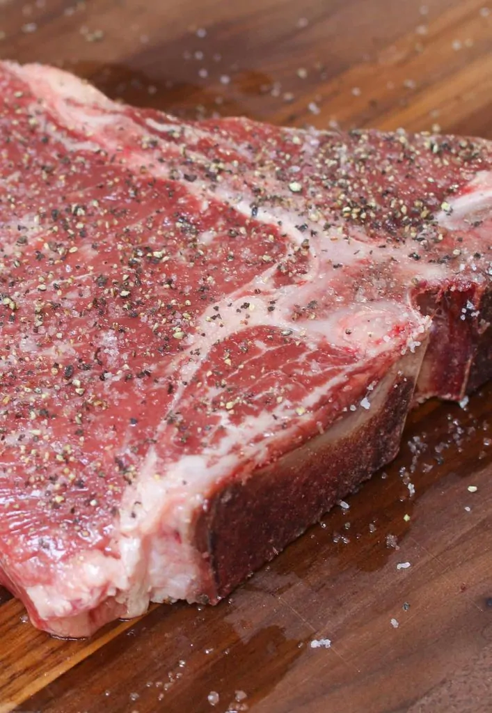 Bue ribeye a costine con sale e pepe.