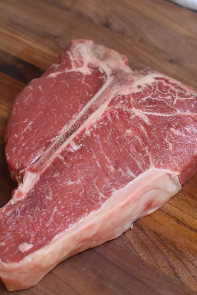 Un occhiello crudo sul tagliere.