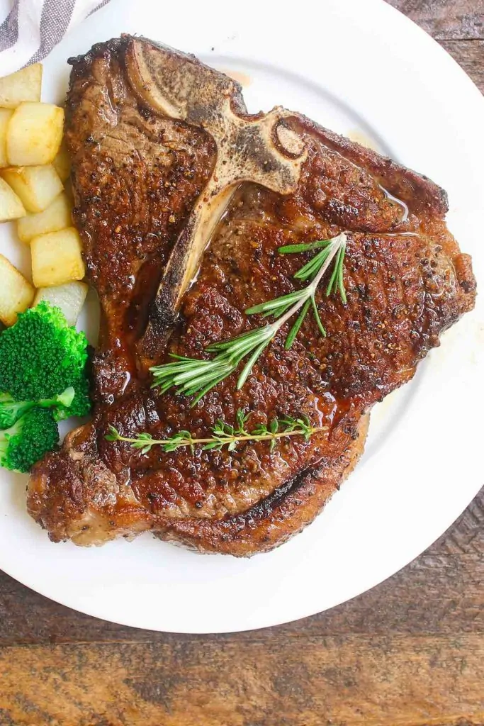 Vacuum T-bone Steak è una ricetta infallibile per cucinare questo speciale taglio di carne, rendendolo perfettamente tenero, succoso e gustoso. Cucinarlo a una temperatura precisa nel bagno d'acqua sotto vuoto e finire nella padella produce il miglior ribeye. È meglio della tua griglia preferita! #SousVideTbone #SousVideTboneSteak #SousVideSteak