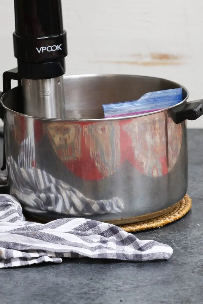 Chuletón che cucina in un bagno d'acqua sotto vuoto.