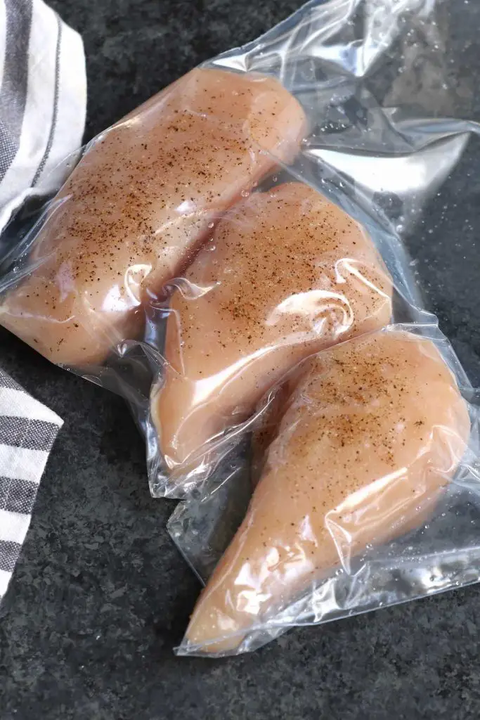 Petti di pollo stagionati sigillati sotto vuoto in un sacchetto con zip.