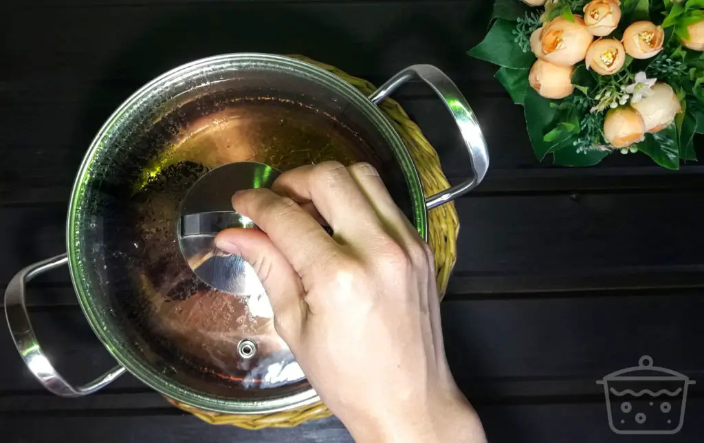 bollire l'acqua con le barbabietole