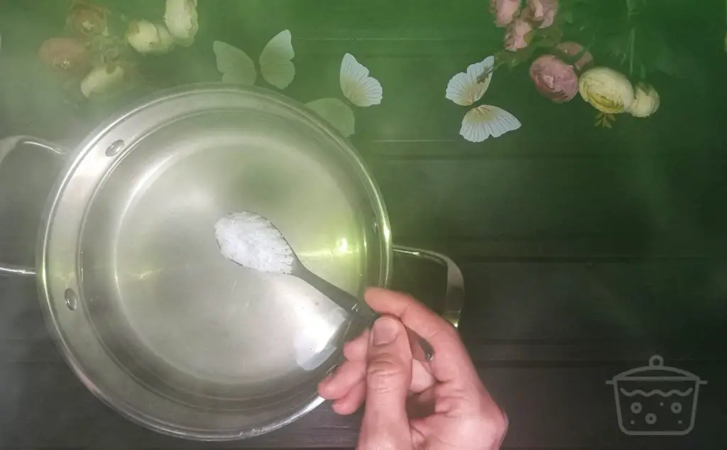 1 cucchiaio di sale nell'acqua bollita