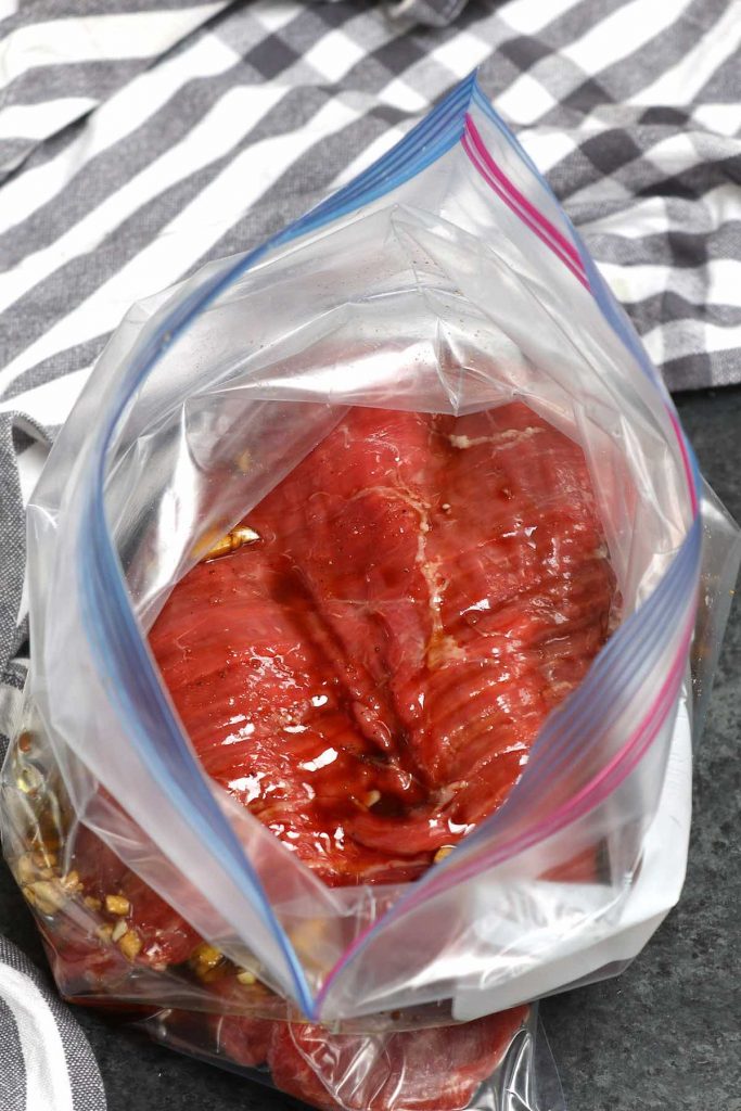 Bistecca e marinata in una borsa con zip.