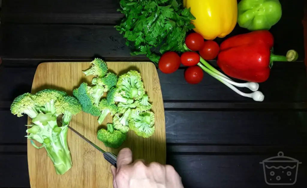 tagliare i broccoli in infiorescenze