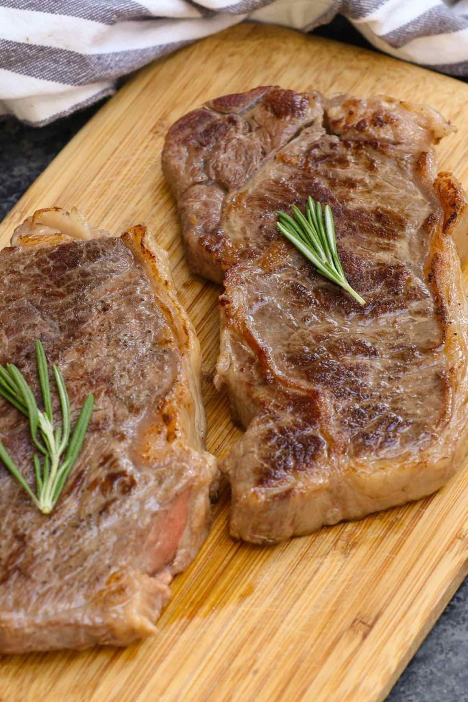 Vacuum New York Strip Steak è la mia ricetta preferita per la bistecca. Tutto ciò di cui hai bisogno sono alcuni ingredienti molto semplici per evidenziare il miglior sapore di questo taglio popolare. Il metodo del vuoto lo cucina perfettamente da un bordo all'altro, producendo una qualità migliore di quella di un ristorante nella propria casa! #SousVideNewYorkStrip #SousVideNYStrip #SousVideSteak