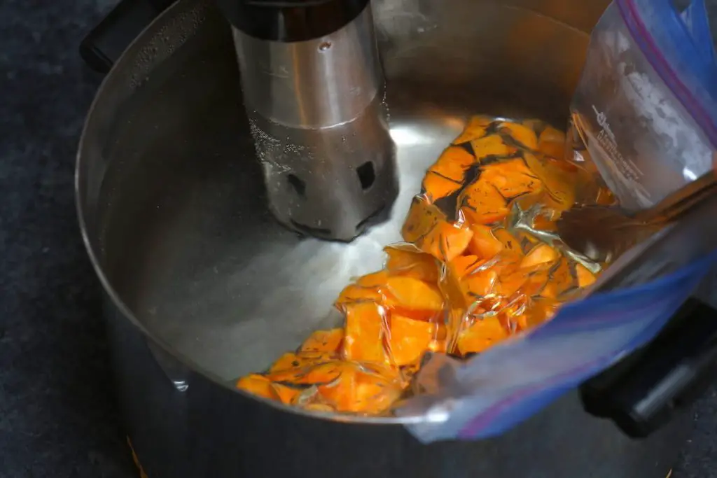 Cottura sotto vuoto di patate dolci in bagnomaria.