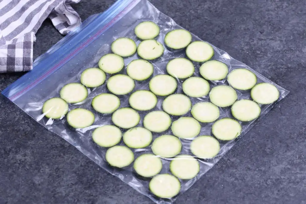 Disporre le fette di zucchine in un unico strato e quindi sigillare la borsa sotto vuoto. 