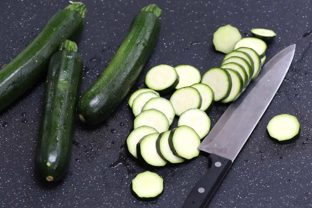 Taglia le estremità di ogni zucchina e tagliale in colpi spessi 1/4 di pollice.