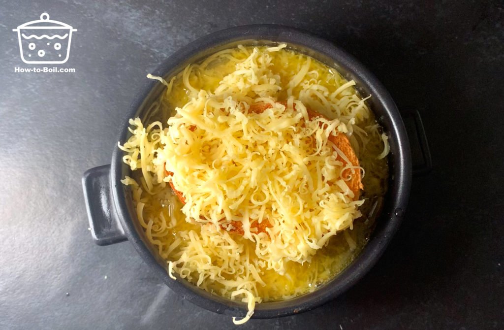 aggiungere il formaggio alla zuppa di cipolle