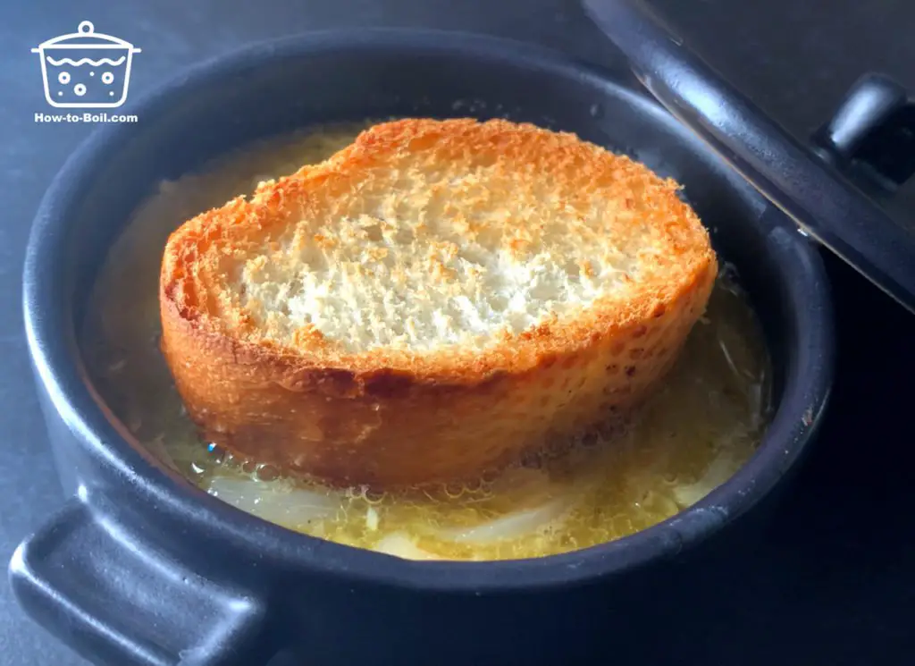 baguette tostata sopra la zuppa