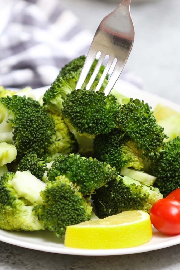 Un metodo semplice e impeccabile per creare broccoli perfetti ogni volta! I broccoli sotto vuoto sono teneri e agili nel mezzo e rimangono verde vibrante. Oltre a molte idee di condimento puoi aggiungere. #SousVideBrócoli #SousVideVegetal