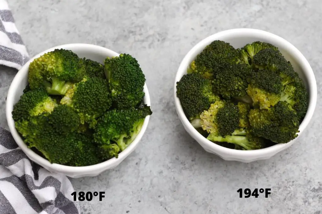 Foto che mostra la differenza di broccoli sotto vuoto cotti a diverse temperature. (180 F contro 194 F)