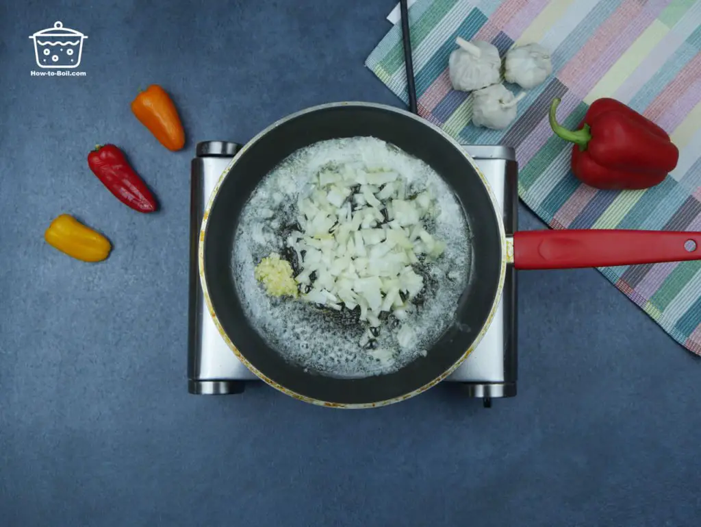 cuocere l'aglio e la cipolla nel burro fuso 