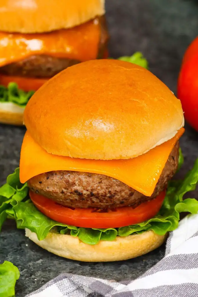 La migliore e più semplice ricetta per hamburger sottovuoto: perfettamente tenera e succosa OGNI VOLTA! Il metodo del vuoto aiuta a cucinare perfettamente gli hamburger controllando con precisione la temperatura. È un successo garantito e saluta gli hamburger duri, asciutti e fatiscenti! #AlSousVide Burger #AlSousVide Burger
