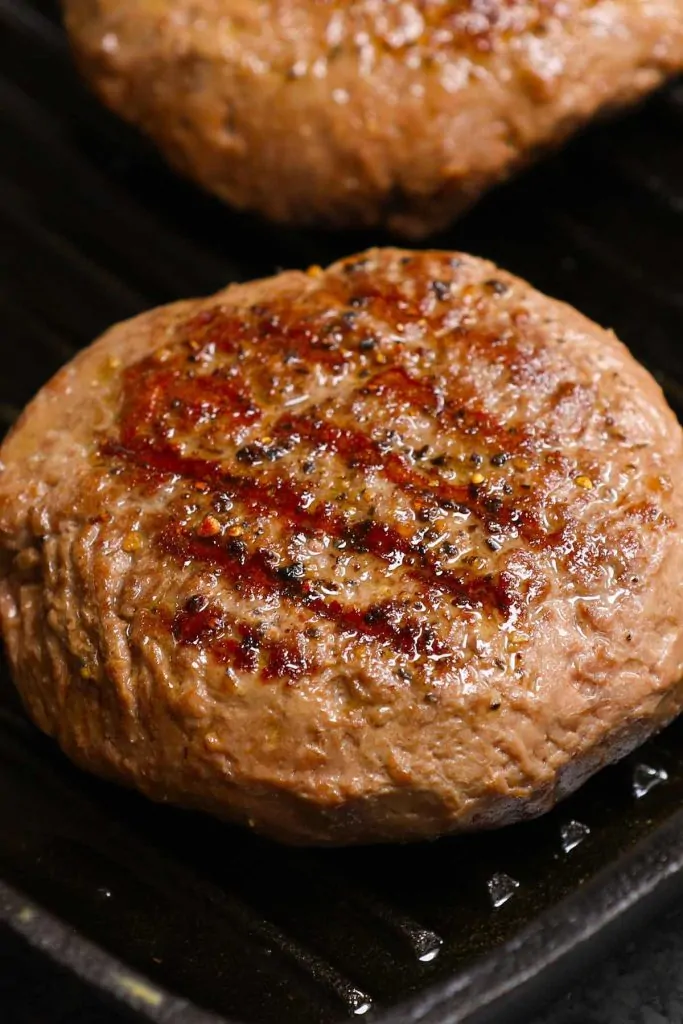 Segni di griglia perfetti sulla superficie degli hamburger dopo averli sigillati.