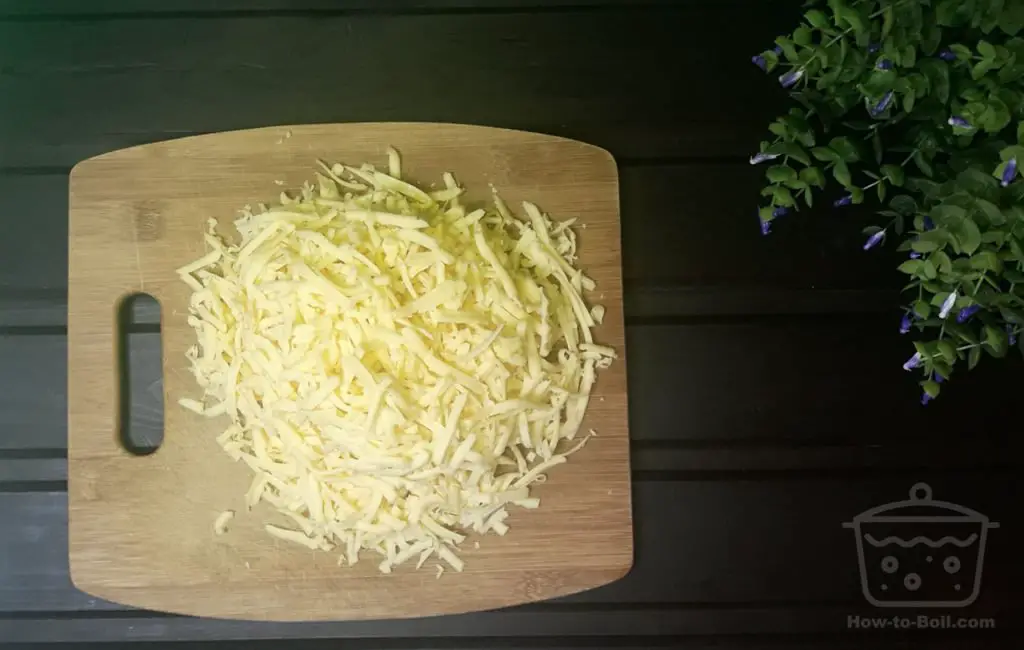 Macinare il formaggio con una grattugia