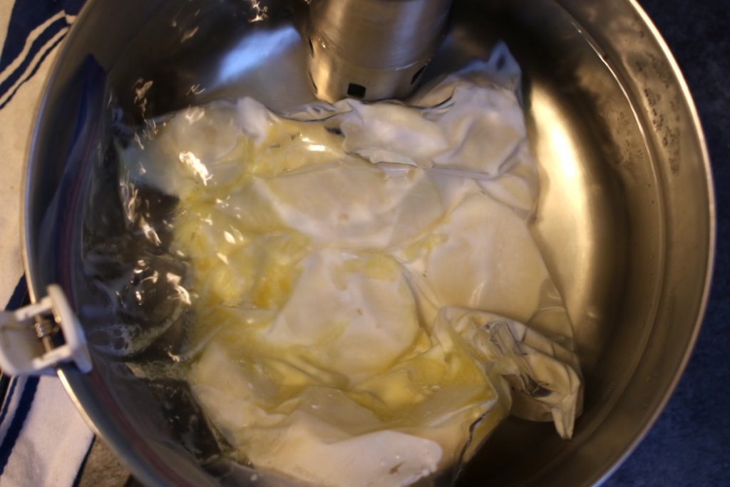Cottura sotto vuoto di patate in un bagno d'acqua.