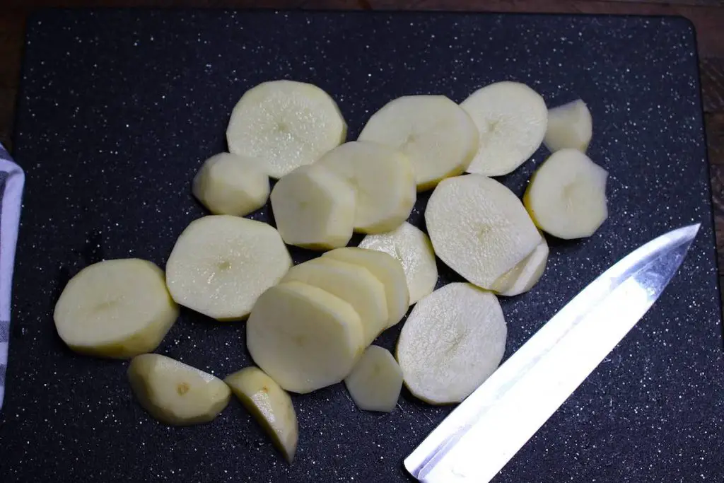 Tagliare le patate in pezzi di dimensioni uniformi.
