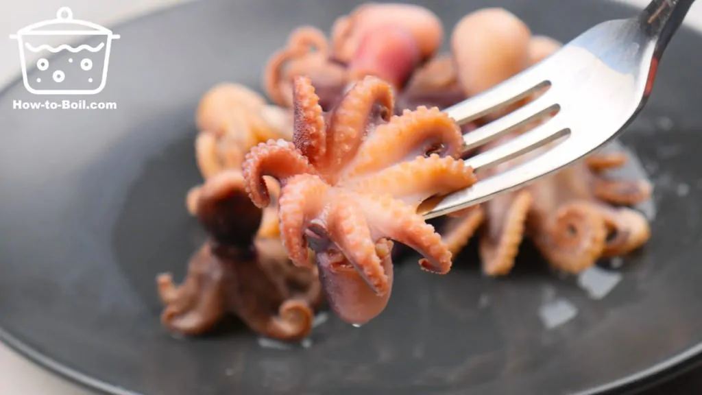 polpo bollito in una forchetta