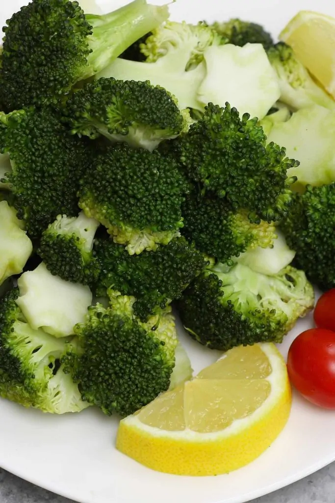 Un metodo semplice e impeccabile per creare broccoli perfetti ogni volta! Il vuoto Broccoli è tenero e agile nel mezzo e rimane verde vibrante. Oltre a molte idee di condimento puoi aggiungere. #SousVideBrócoli #SousVideVegetal