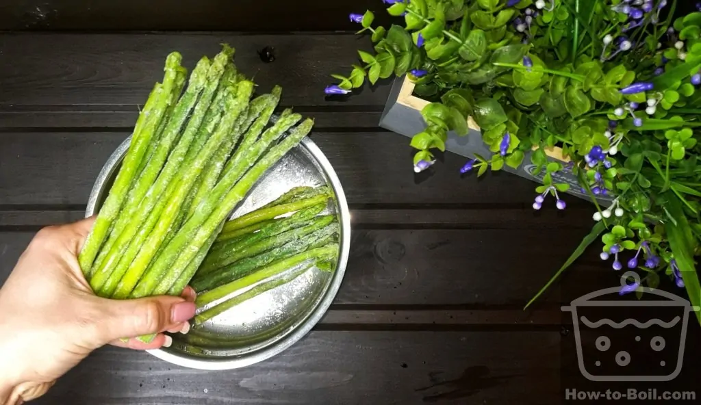 aggiungere asparagi congelati a un utensili da cucina