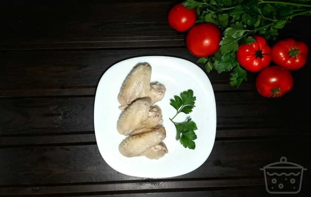 ali di pollo sul piatto